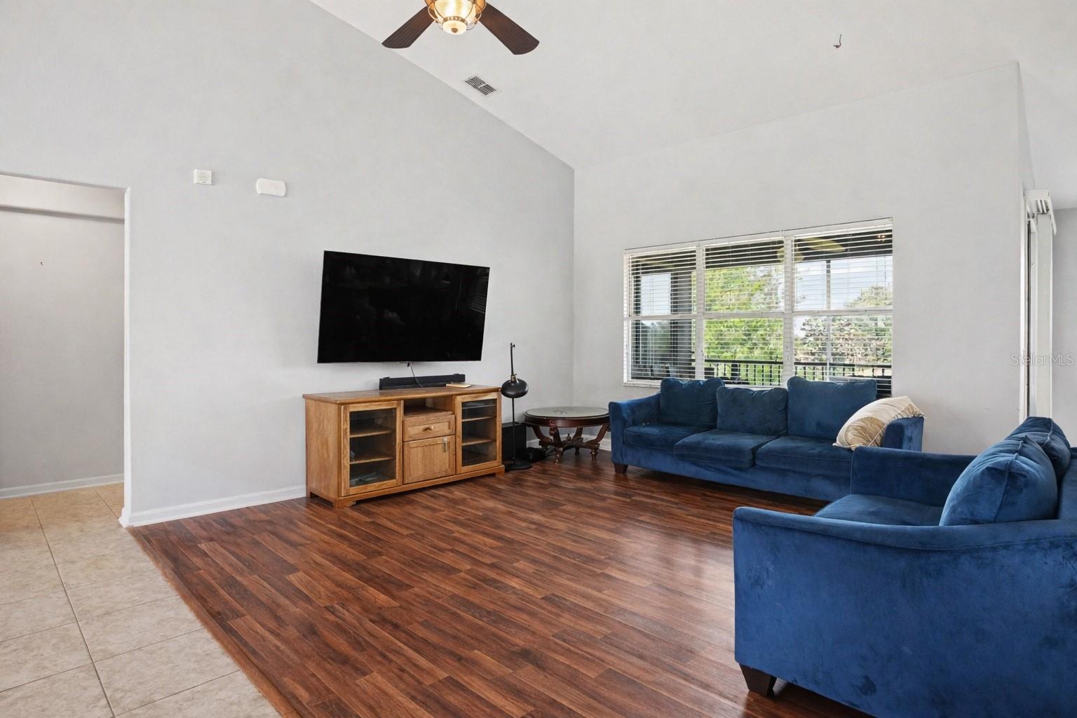 1042 Harmony Ln Property Photo 4