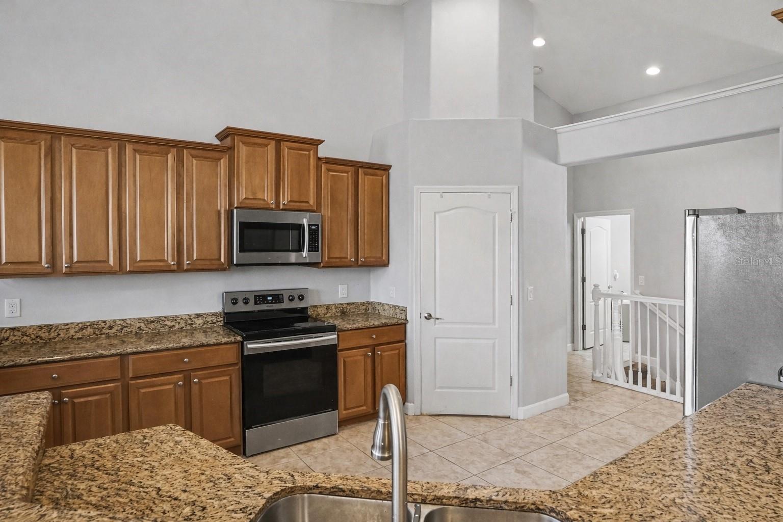 1042 Harmony Ln Property Photo 7