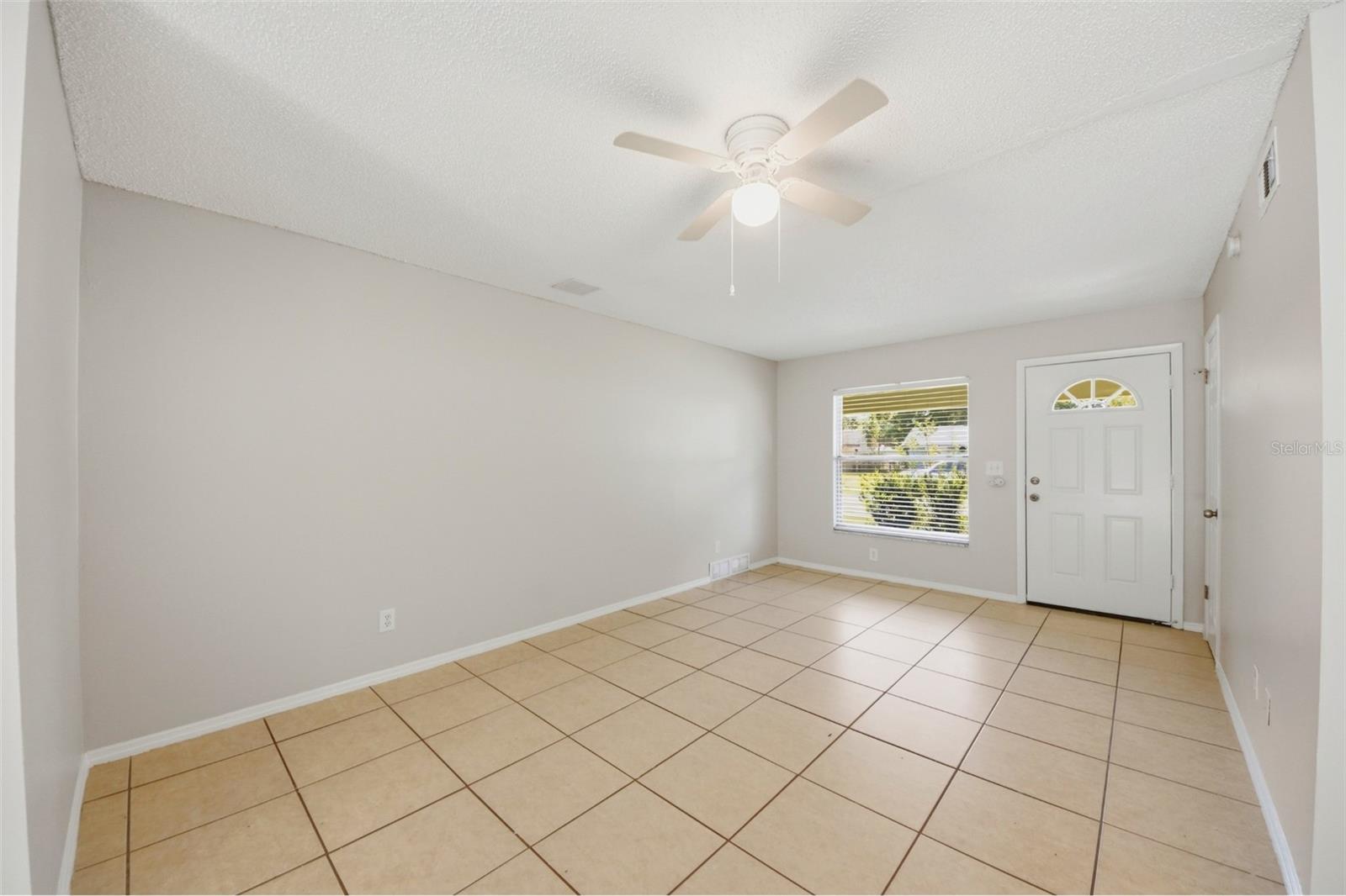 865 Rich Dr Property Photo 3