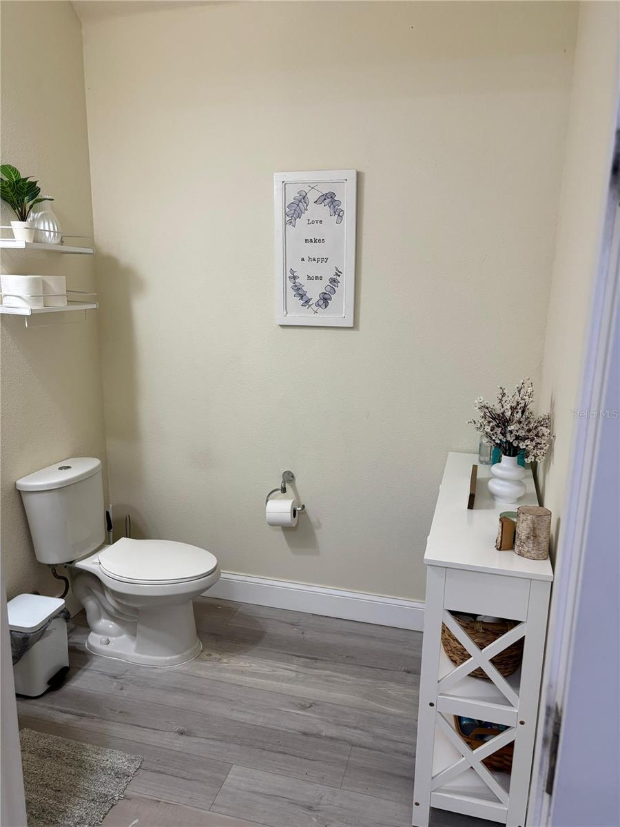 O6400537 Property Photo 24