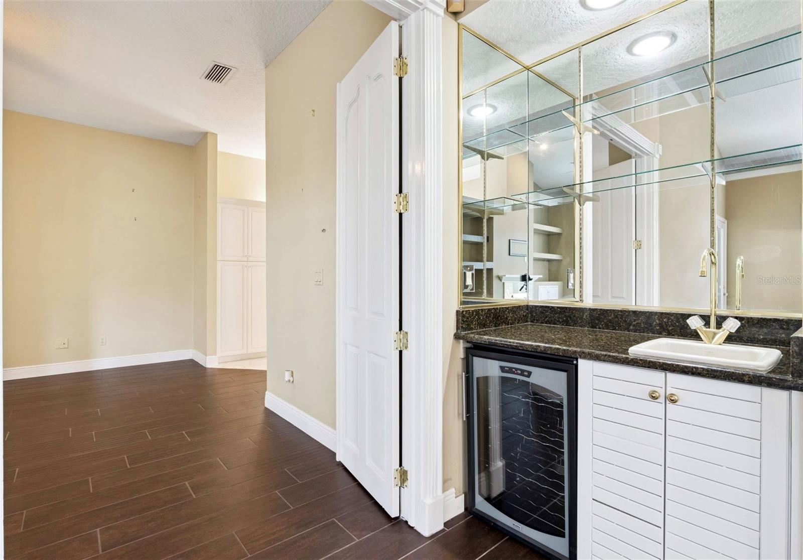 1250 E Langley Ct Property Photo 7
