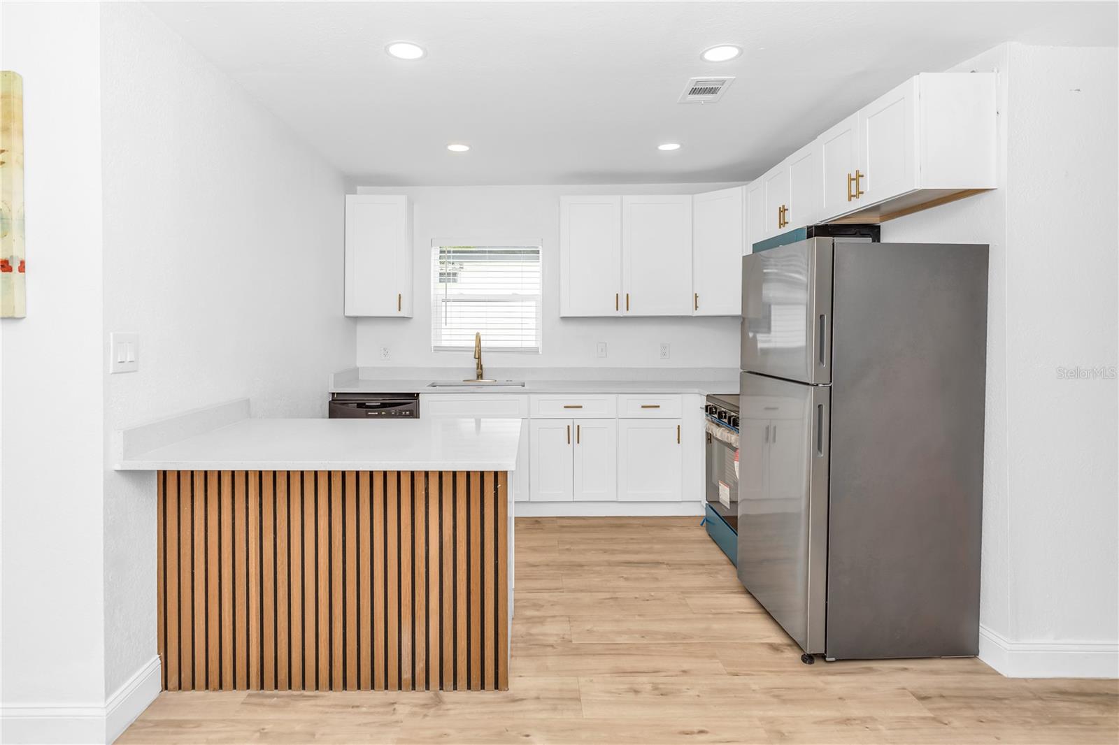 1262 Seminola Blvd Property Photo 4