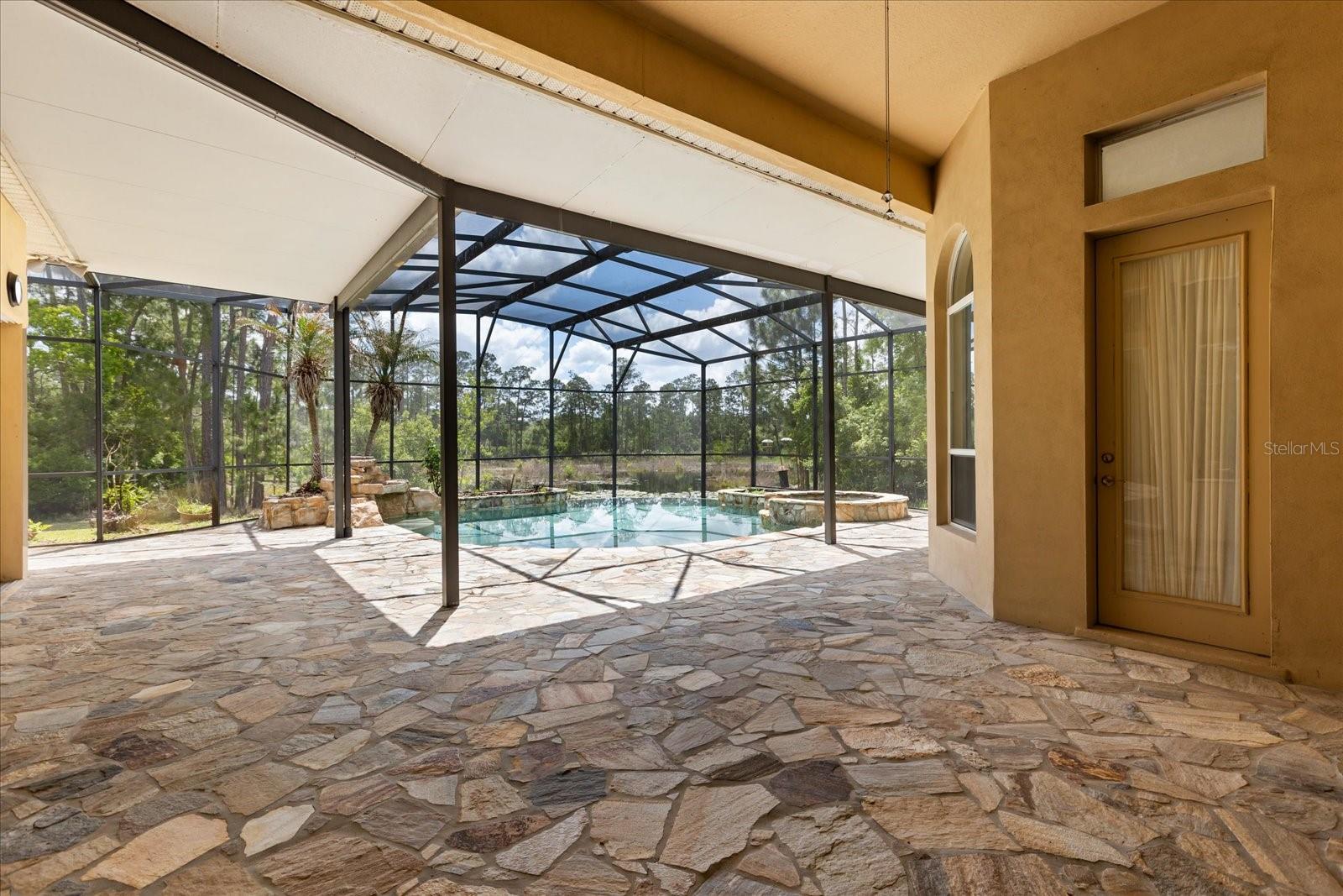 420 Valley Stream Dr Property Photo 4