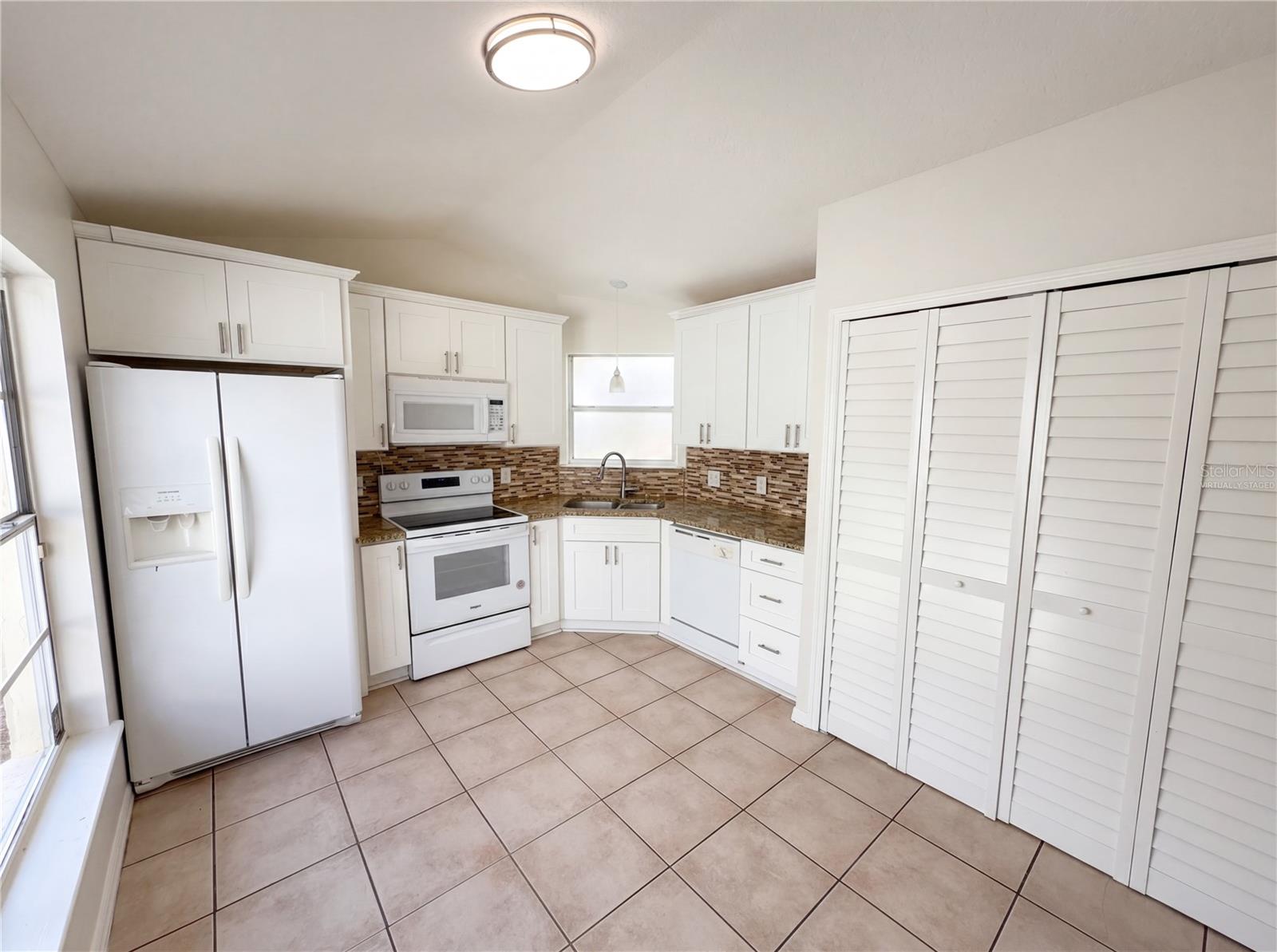 9814 Dean Cove Ln Property Photo 2