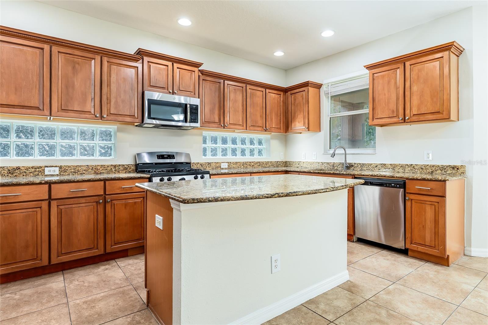 13844 Amelia Pond Dr Property Photo 5