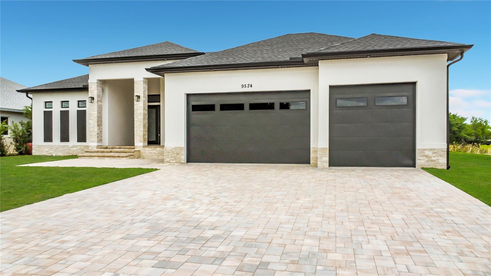 9524 Singer Cir Property Photo 5
