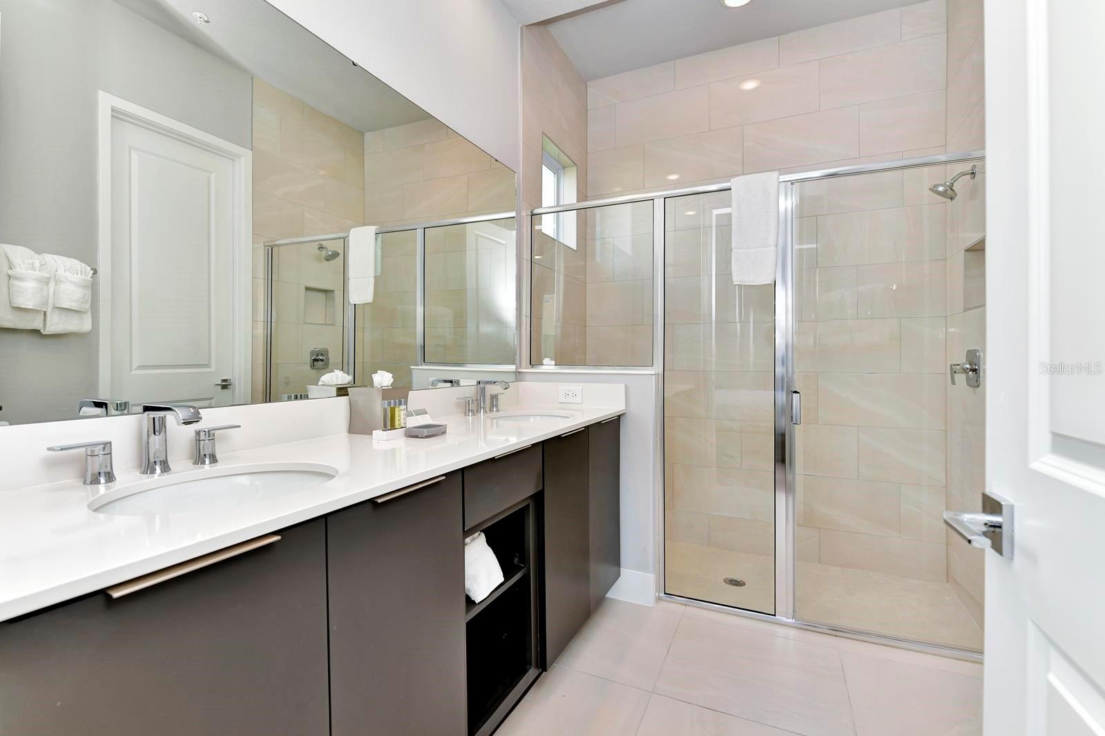 O6401857 Property Photo 33