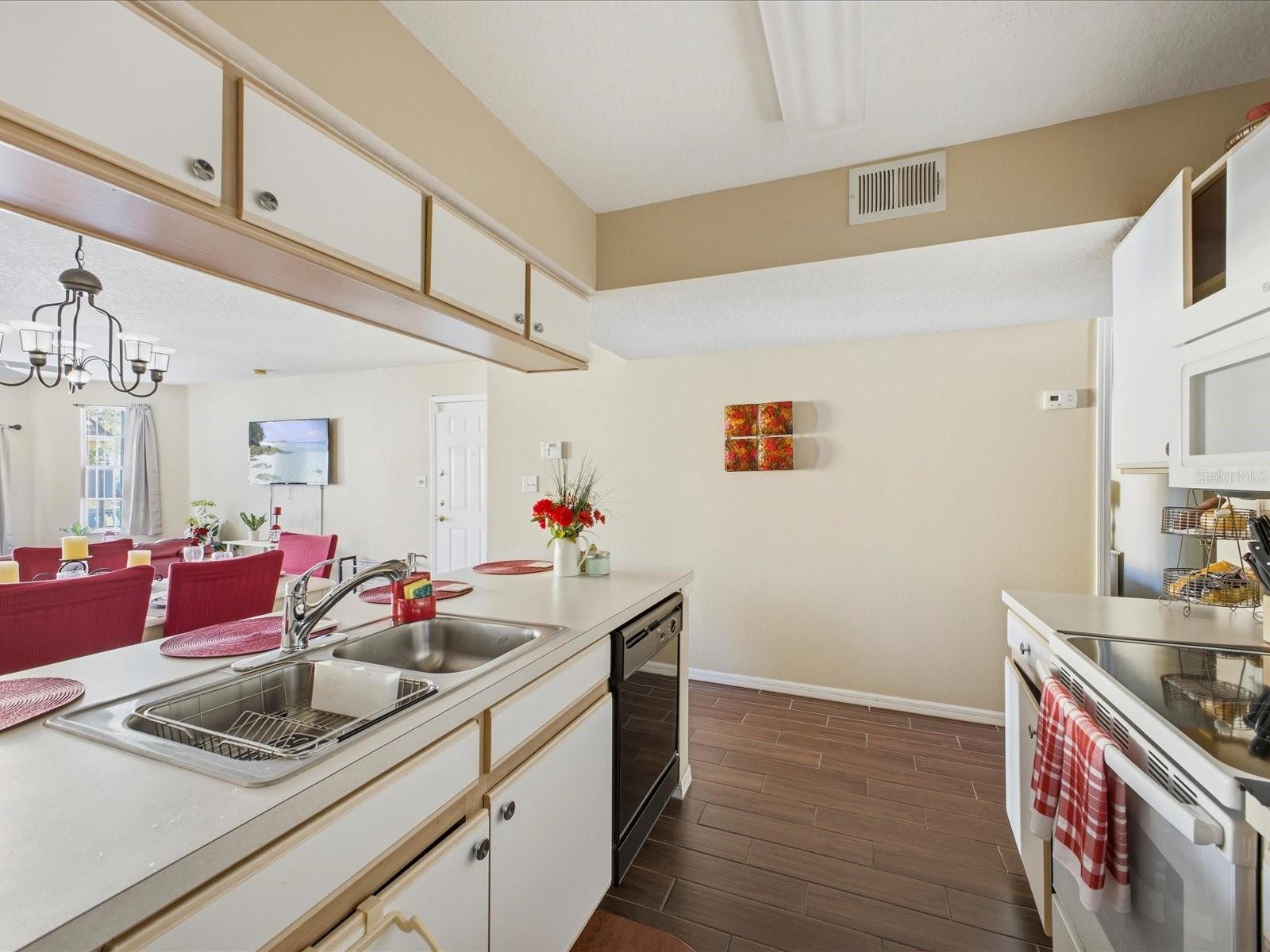 3153 Britannia Blvd #b Property Photo 11