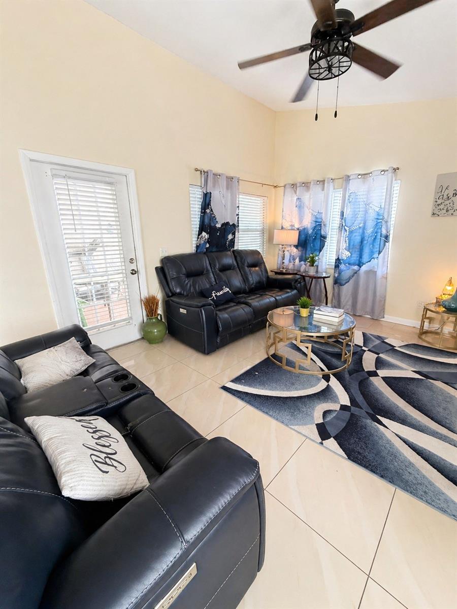 O6402622 Property Photo 2