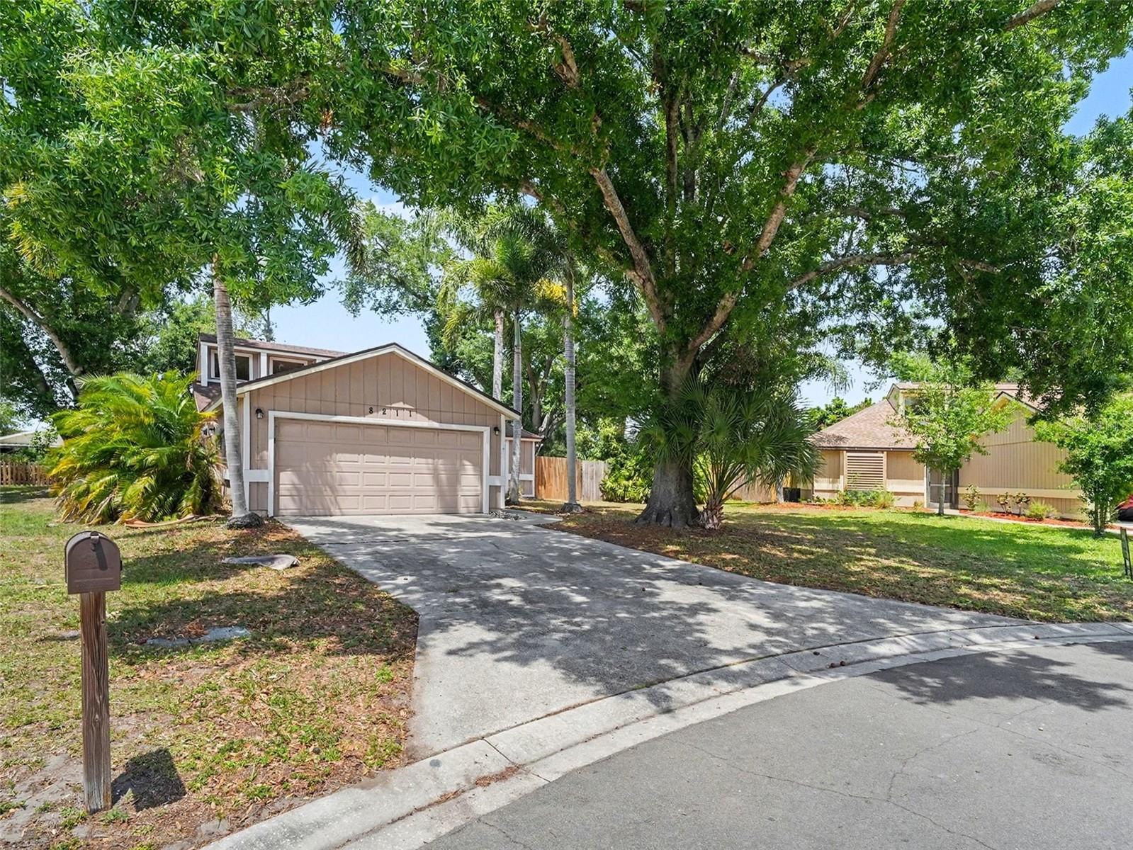 8211 Country Oaks Ct Property Photo 2