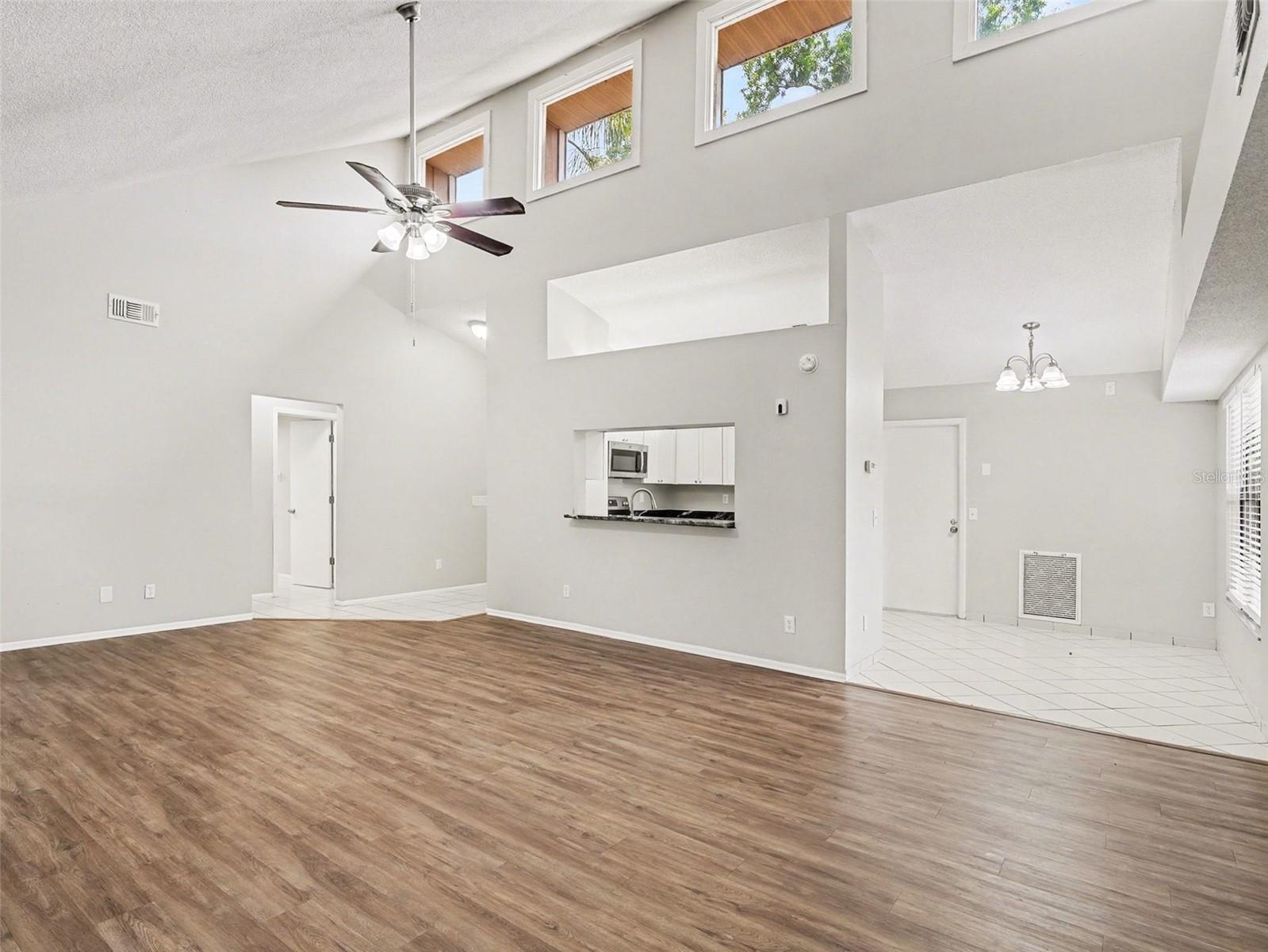 8211 Country Oaks Ct Property Photo 4