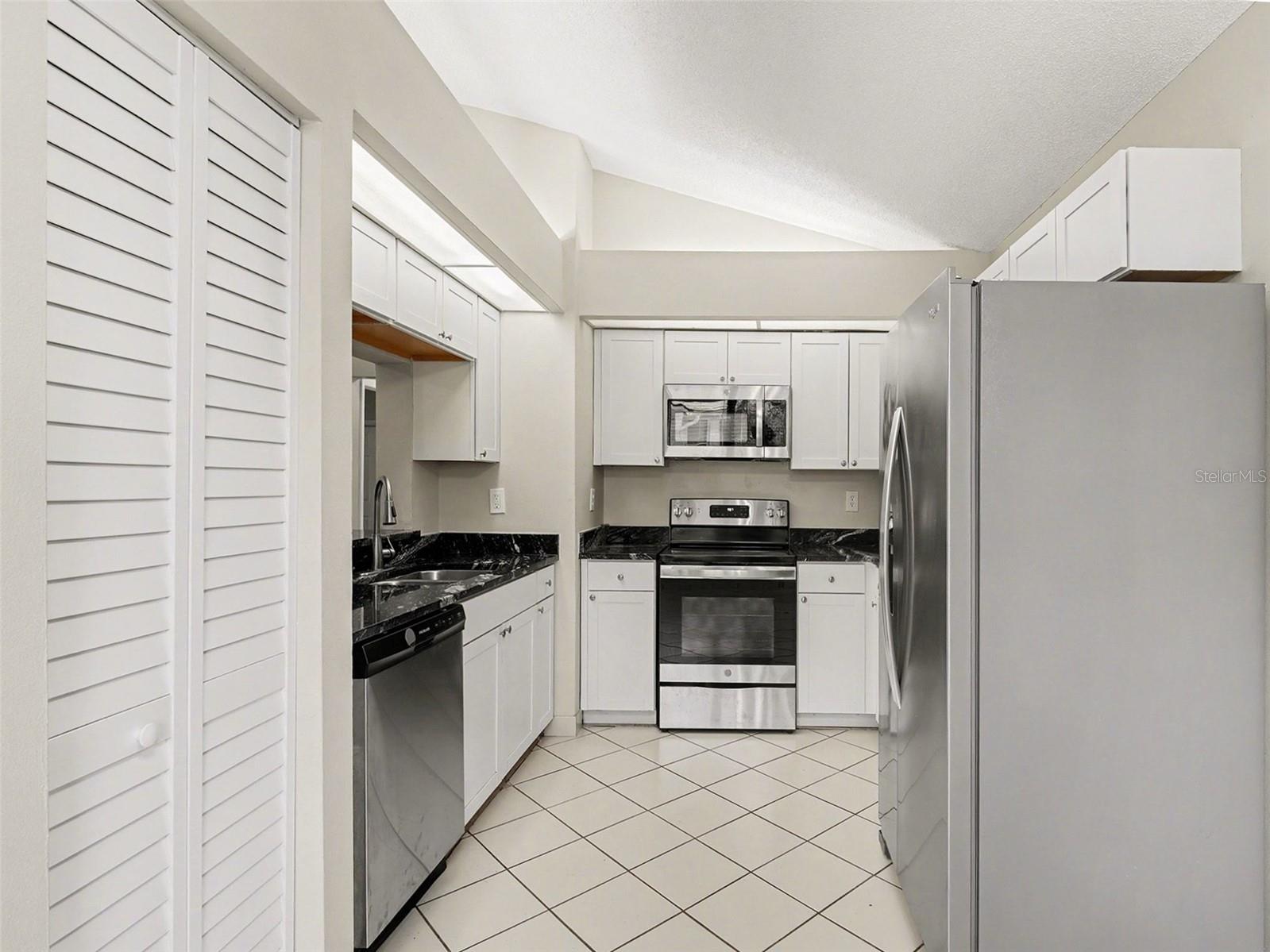 8211 Country Oaks Ct Property Photo 7