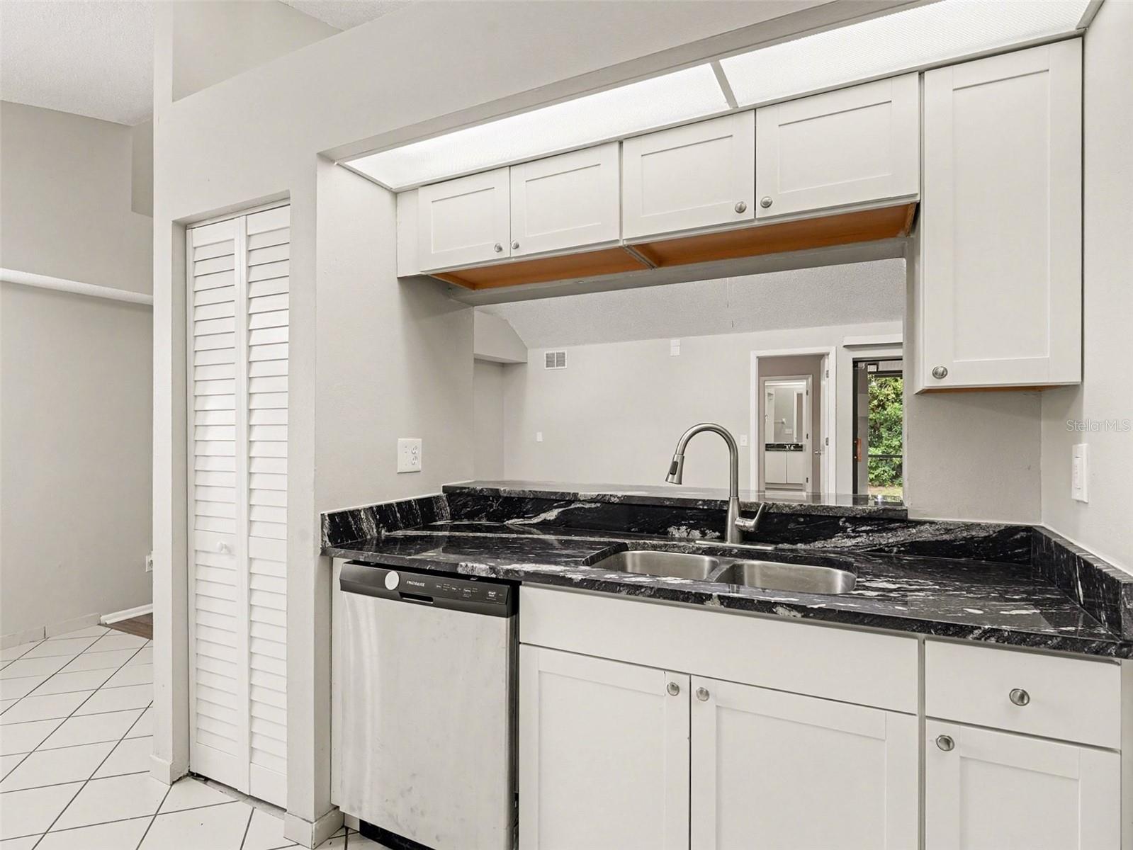 8211 Country Oaks Ct Property Photo 8