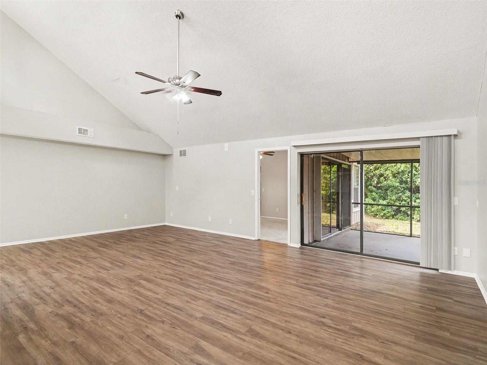 8211 Country Oaks Ct Property Photo 10