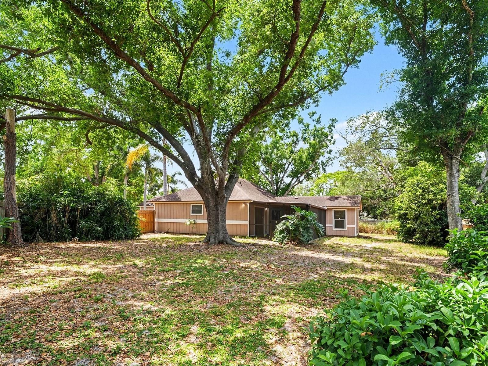 8211 Country Oaks Ct Property Photo 21