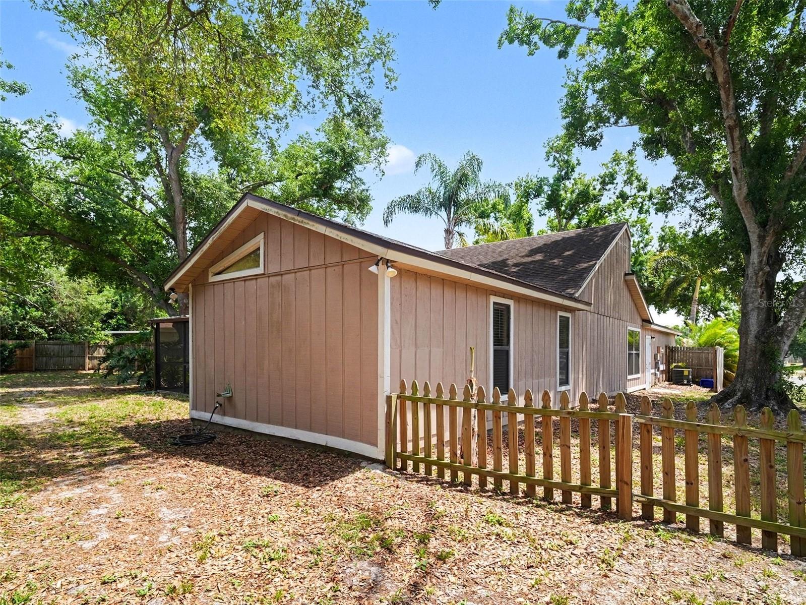 8211 Country Oaks Ct Property Photo 22