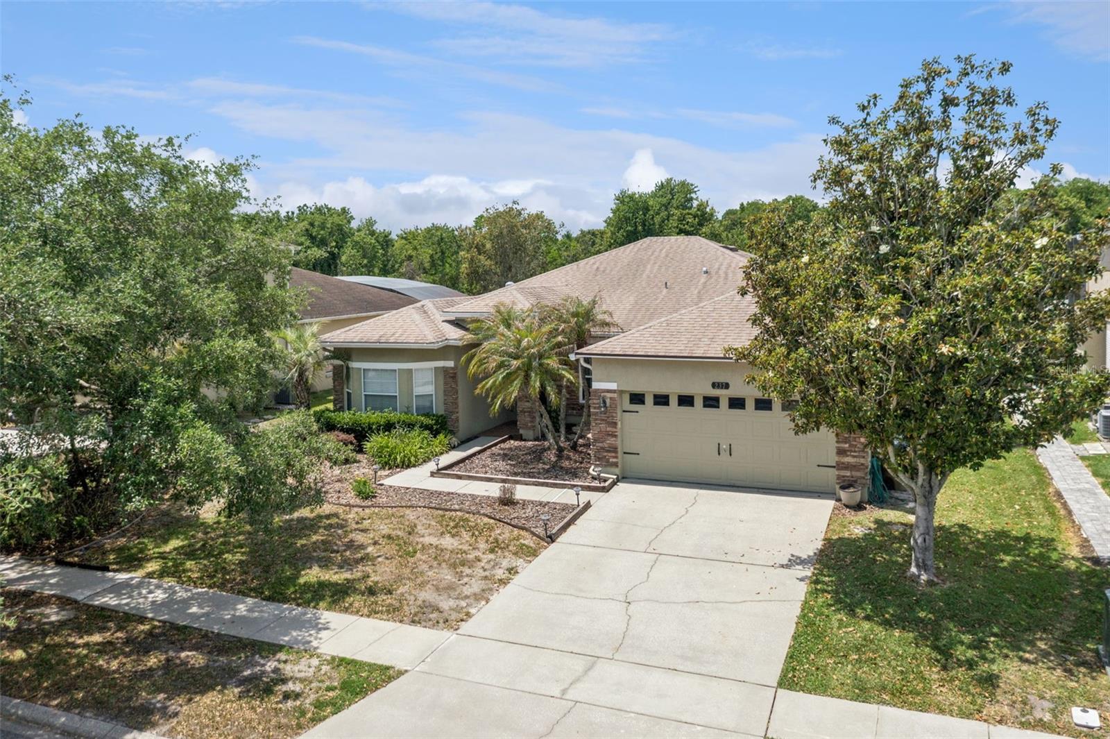 237 Strathmore Cir Property Photo 3