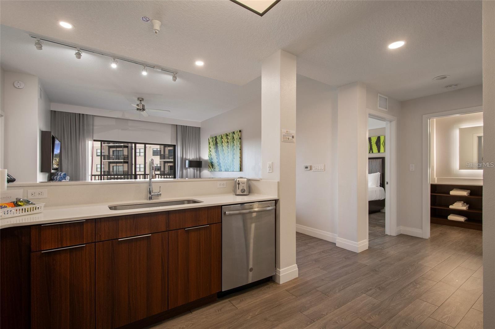 O6403450 Property Photo 8