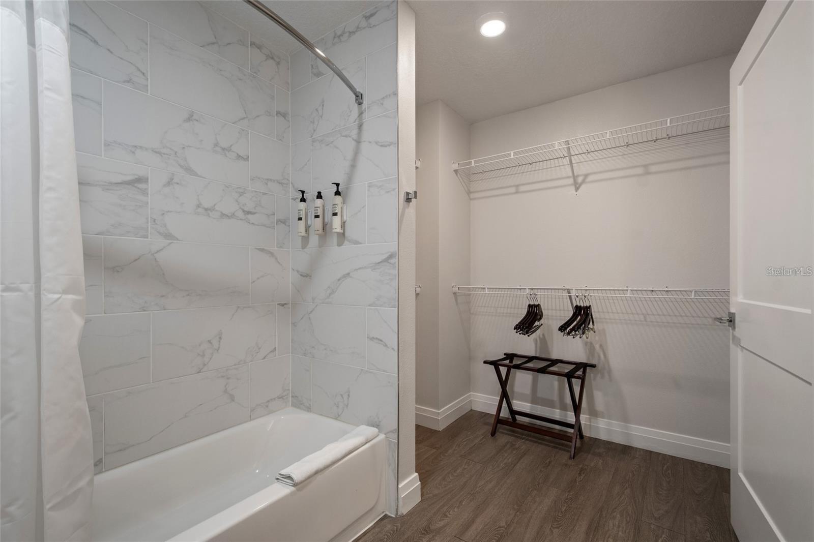 O6403450 Property Photo 22