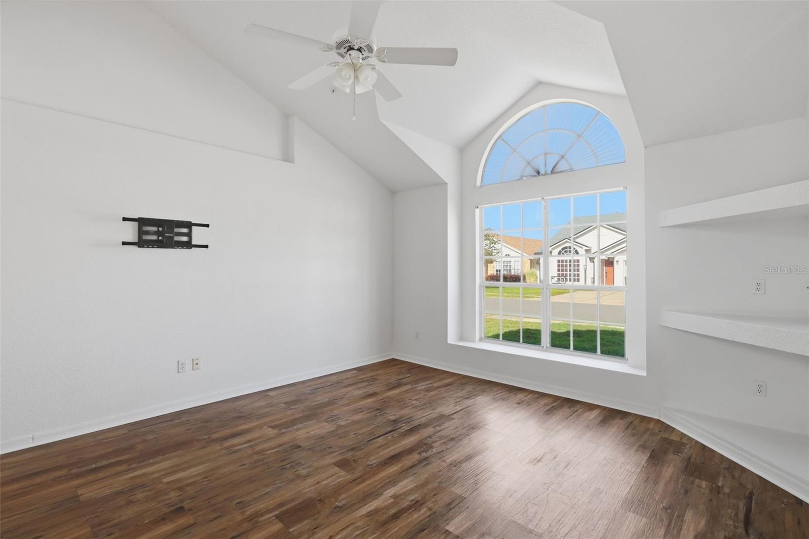 3374 Hamlet Loop Property Photo 8