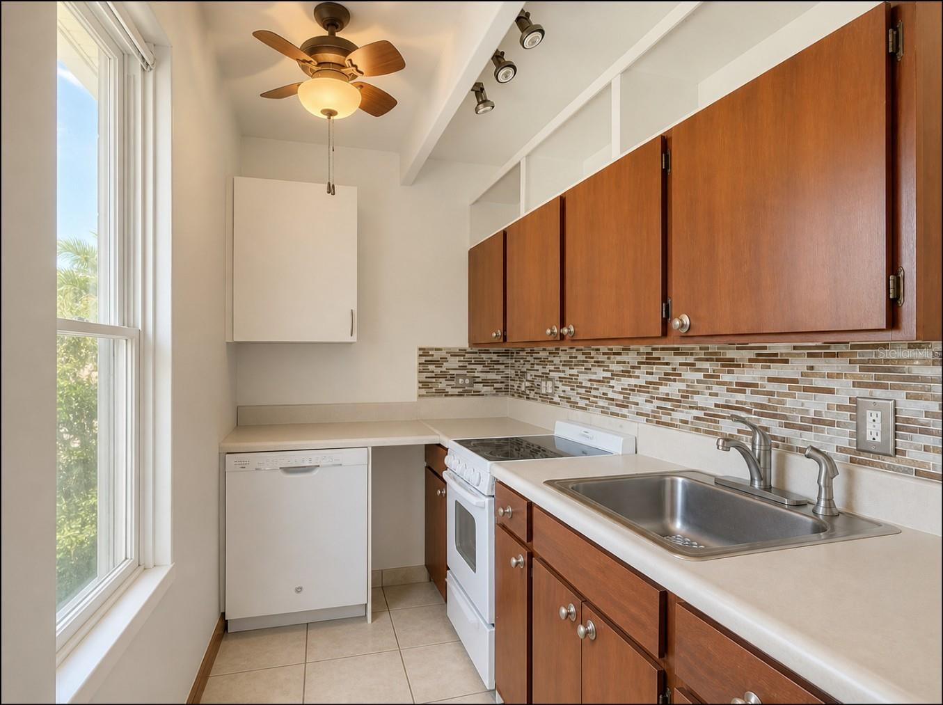 523 Club Cir Property Photo 6