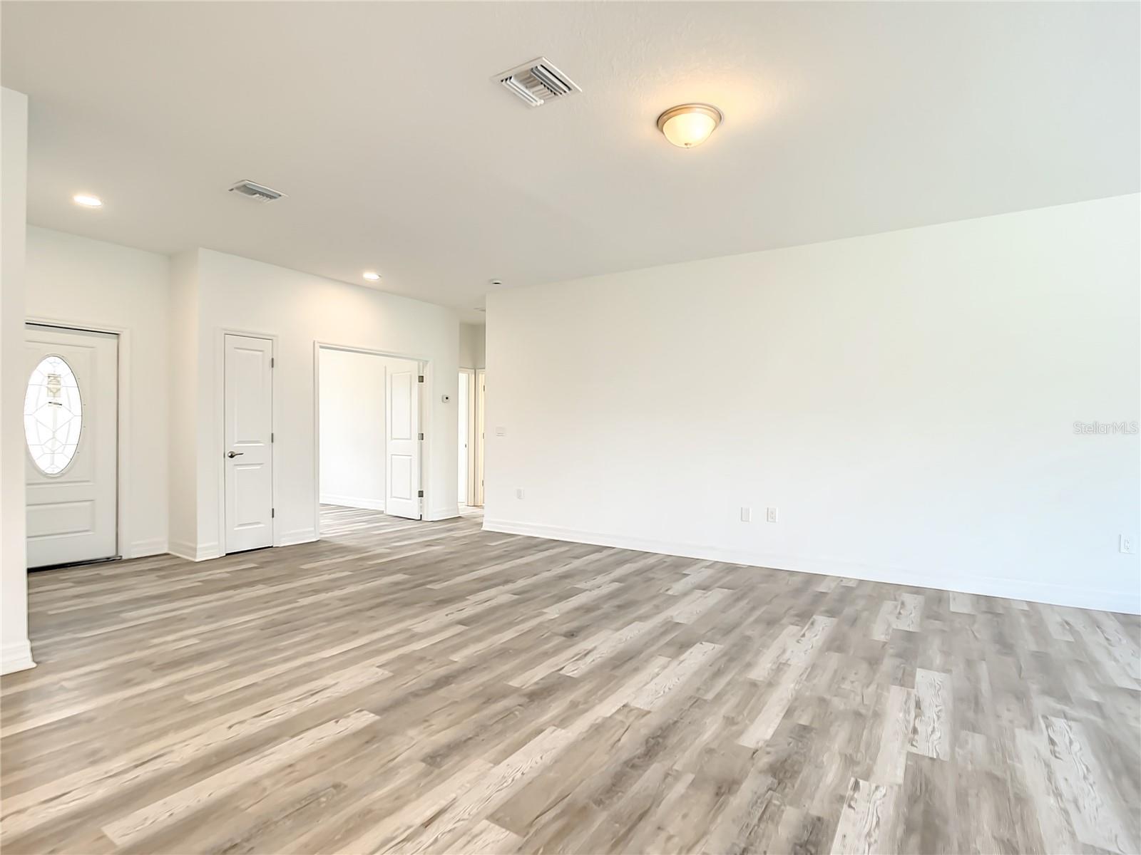 14210 Luxo Ave Property Photo 3