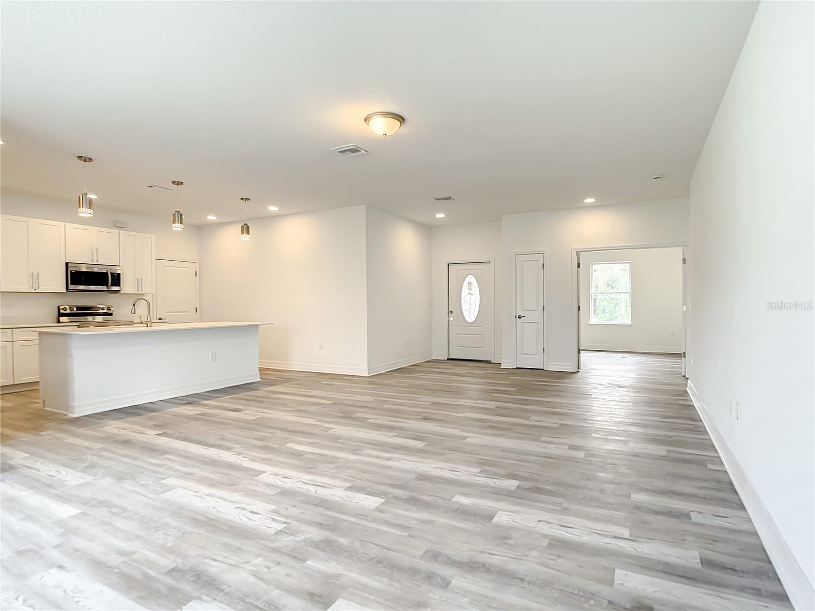 14210 Luxo Ave Property Photo 6