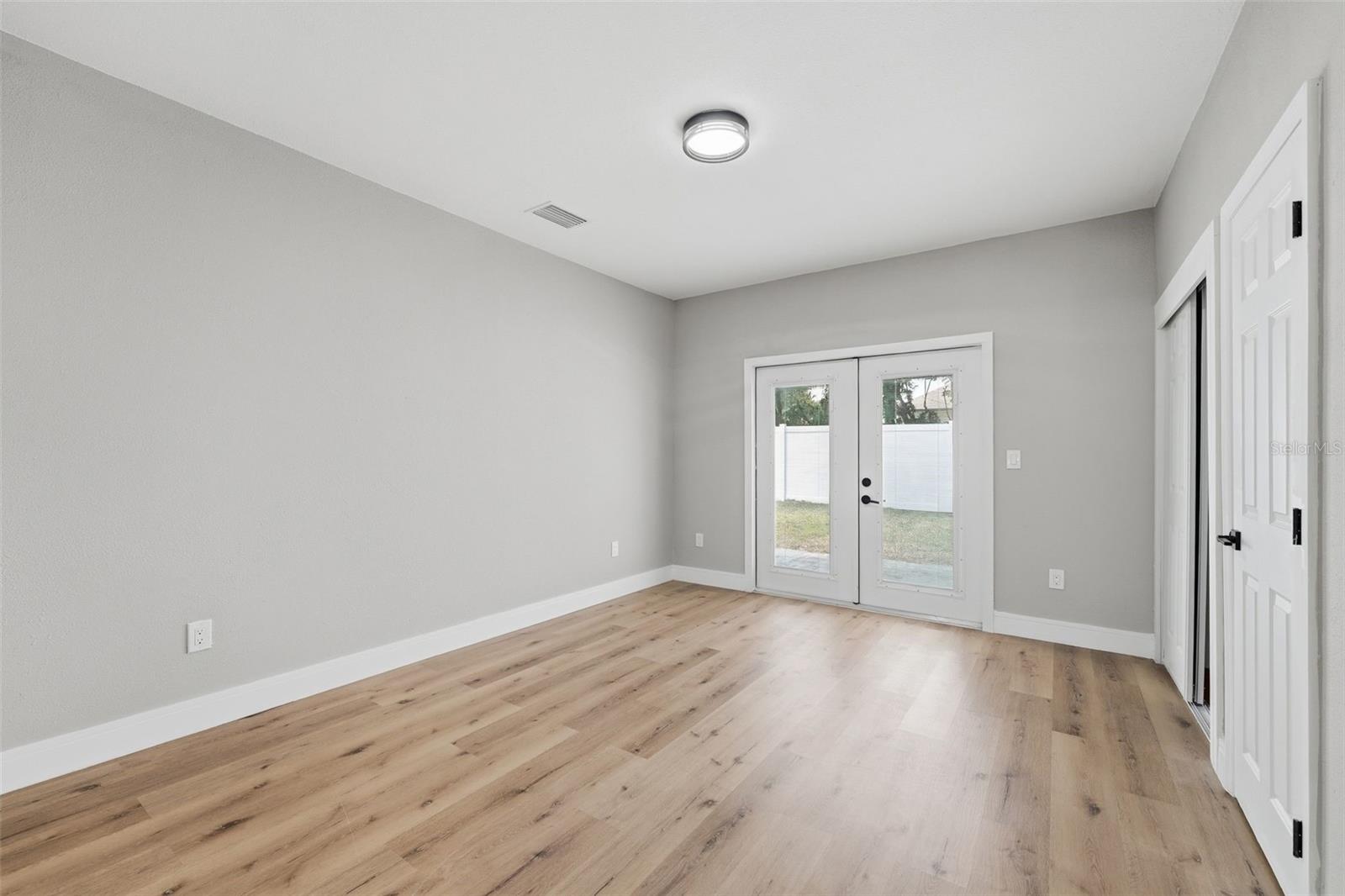 15 E Laurel St Property Photo 38