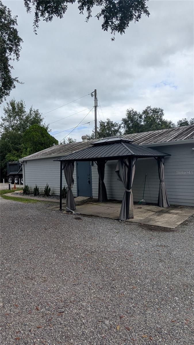 18312 HOLISTER RD Property Photo 1