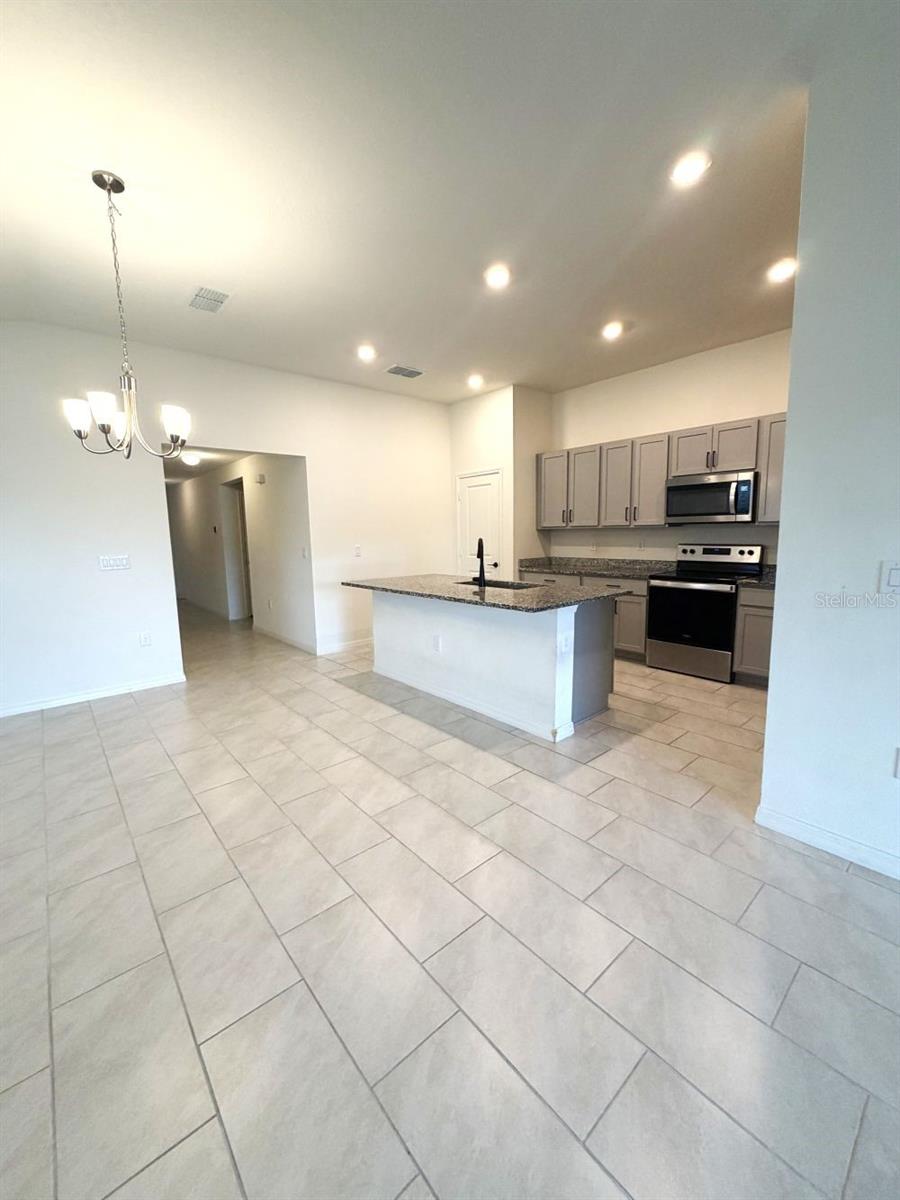 925 Overpool Ave Property Photo 2