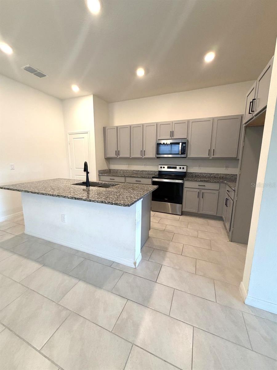 925 Overpool Ave Property Photo 3