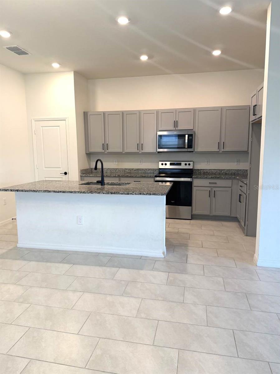 925 Overpool Ave Property Photo 4