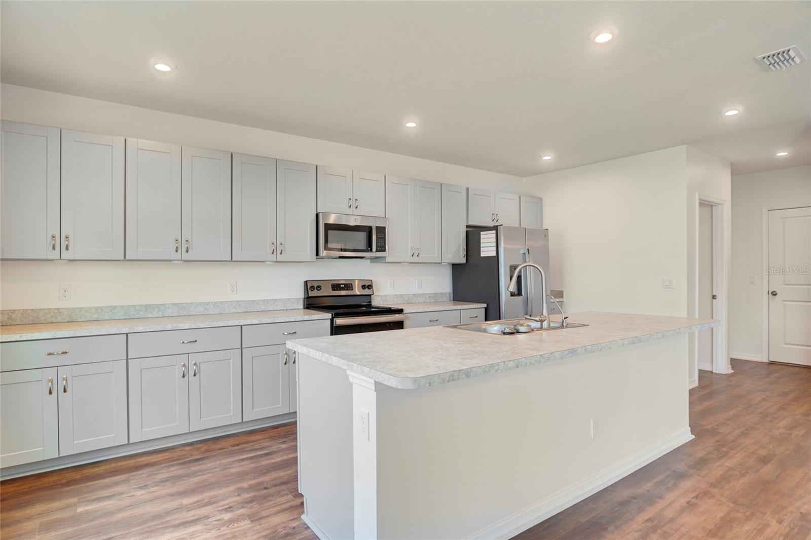 3936 Fescue St Property Photo 5