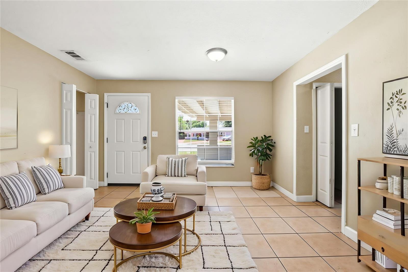 1729 Flores Ct Property Photo 4