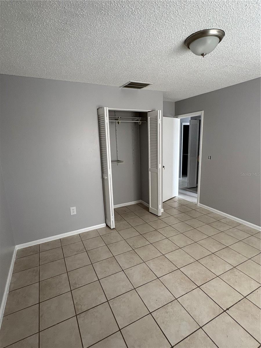 O6405576 Property Photo 12