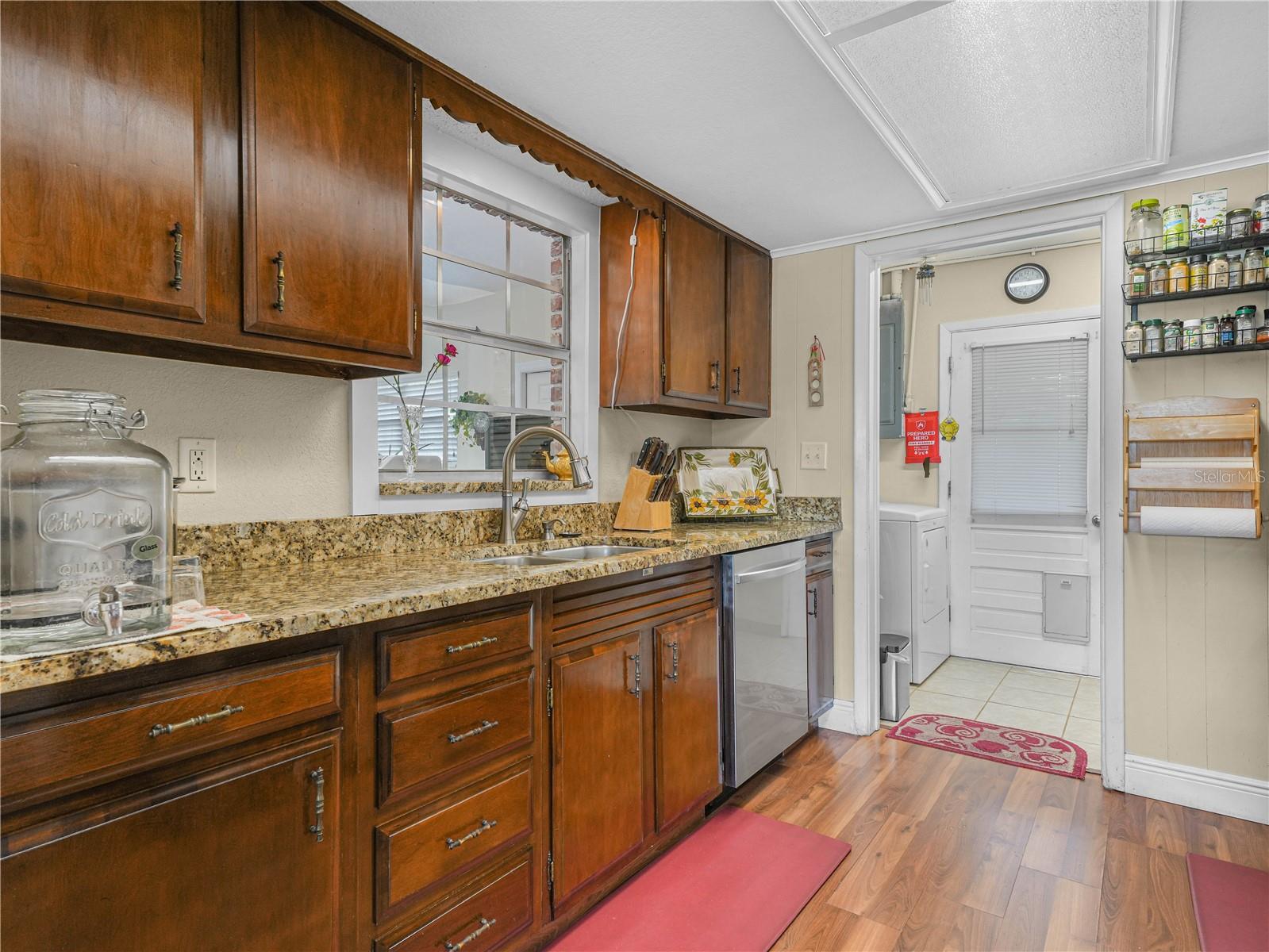 O6405616 Property Photo 14
