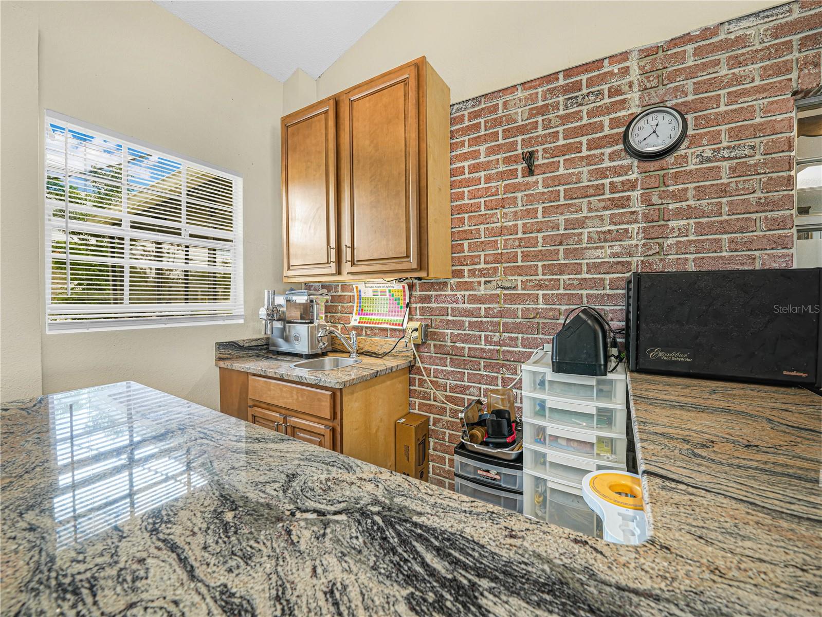 O6405616 Property Photo 24