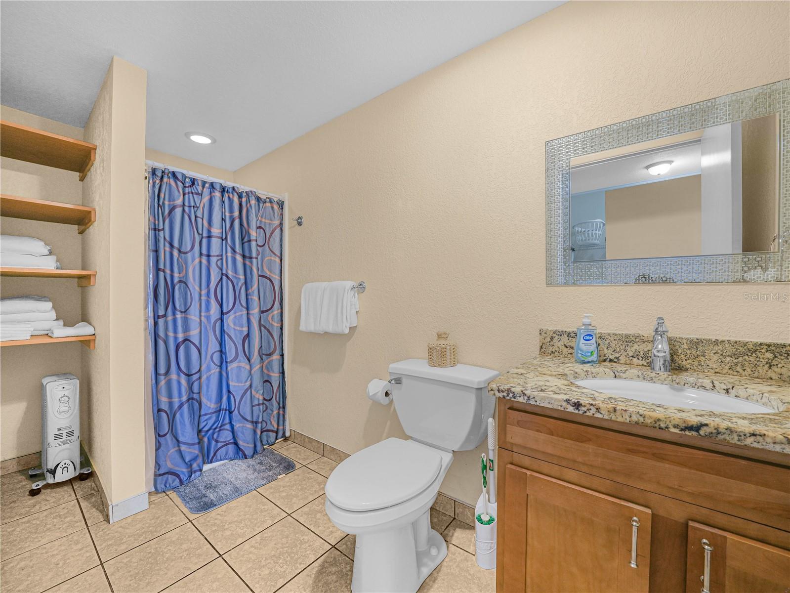 O6405616 Property Photo 47