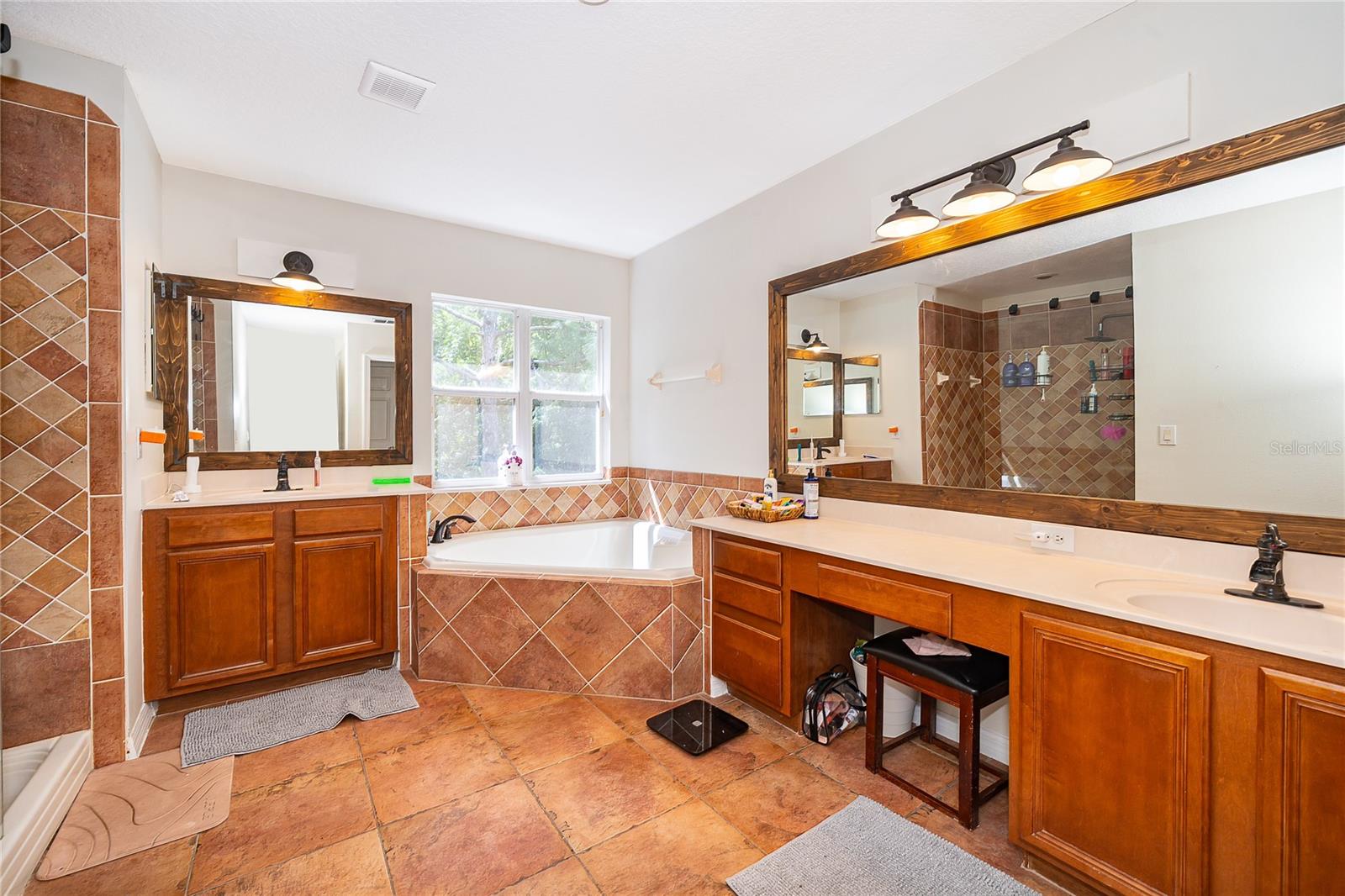 9808 Bennington Chase Dr Property Photo 13