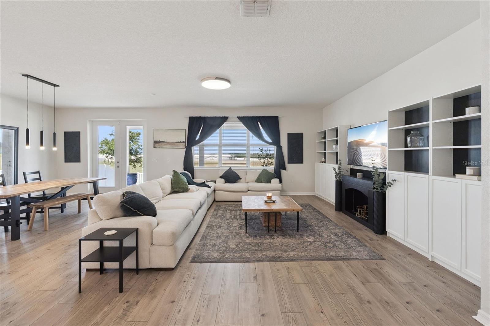 2429 Begonia St Property Photo 4