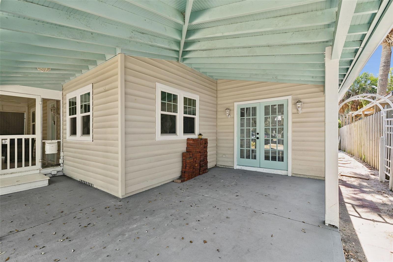 109 N Peninsula Ave Property Photo 3