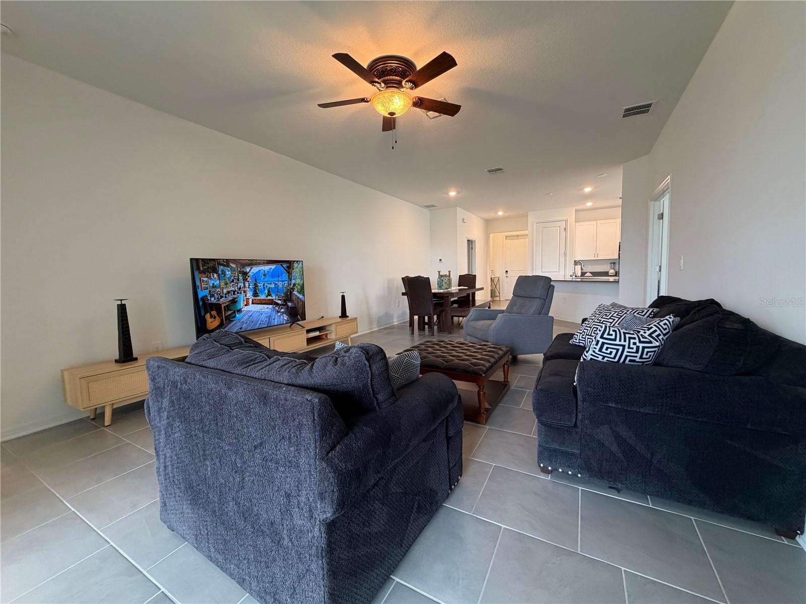 652 Grove St Property Photo 5