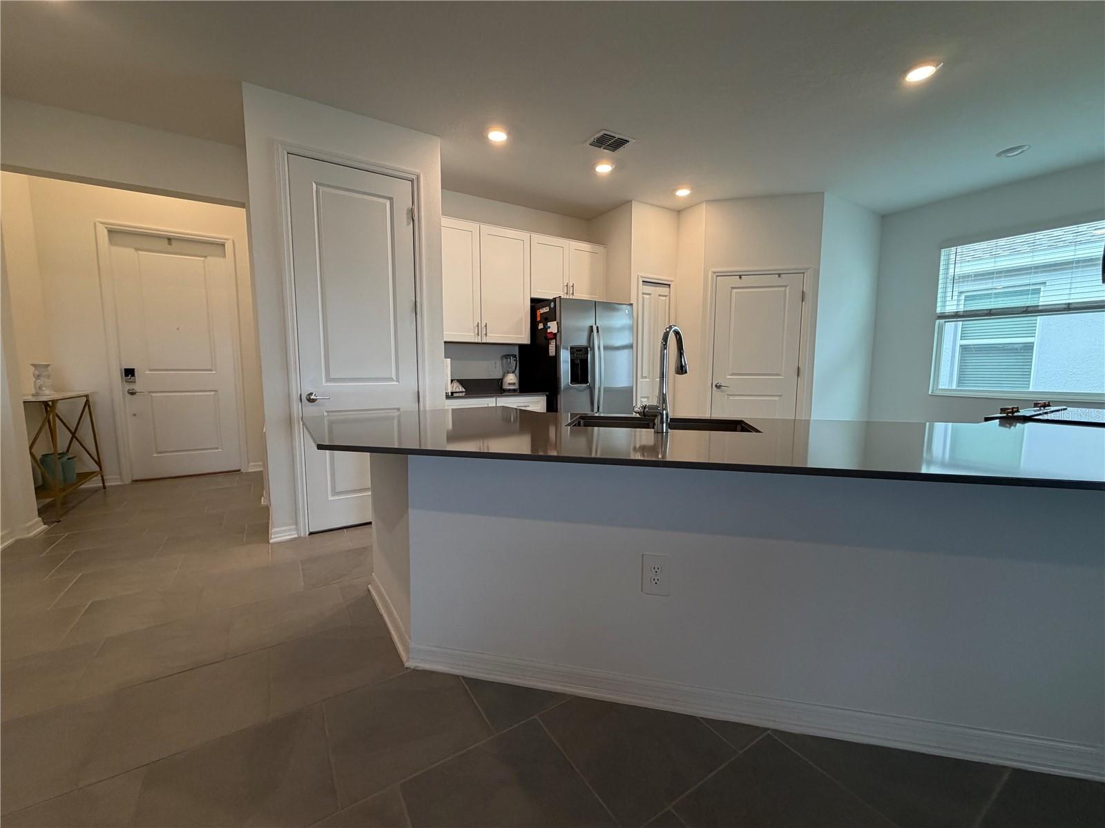 652 Grove St Property Photo 9