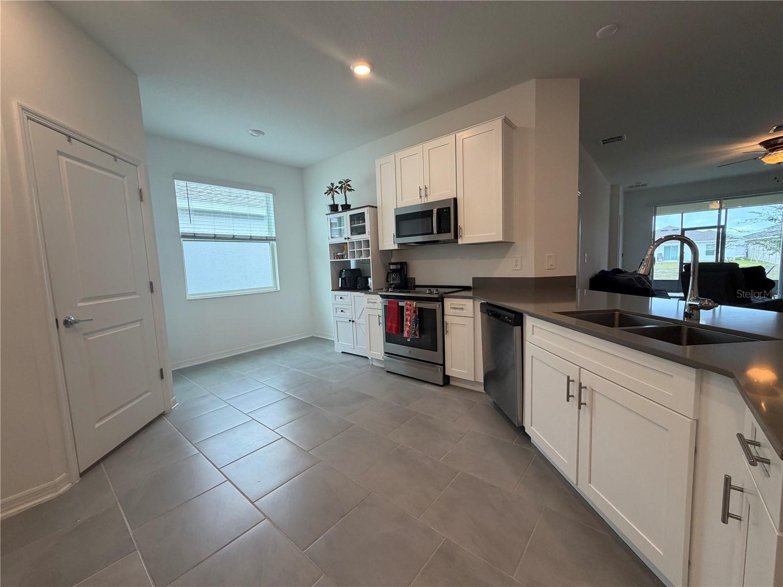 652 Grove St Property Photo 15