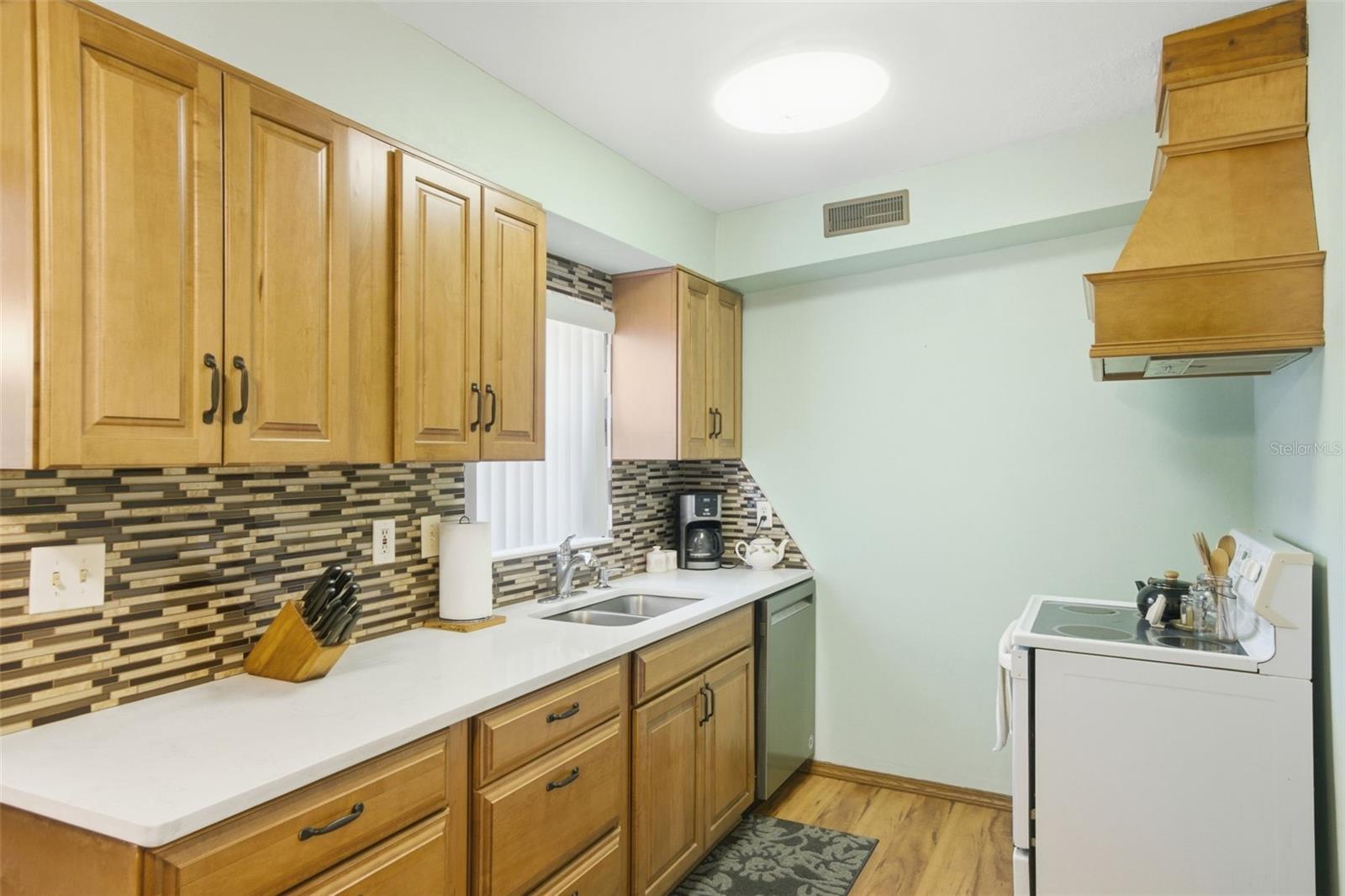 481 Kentia Rd Property Photo 6