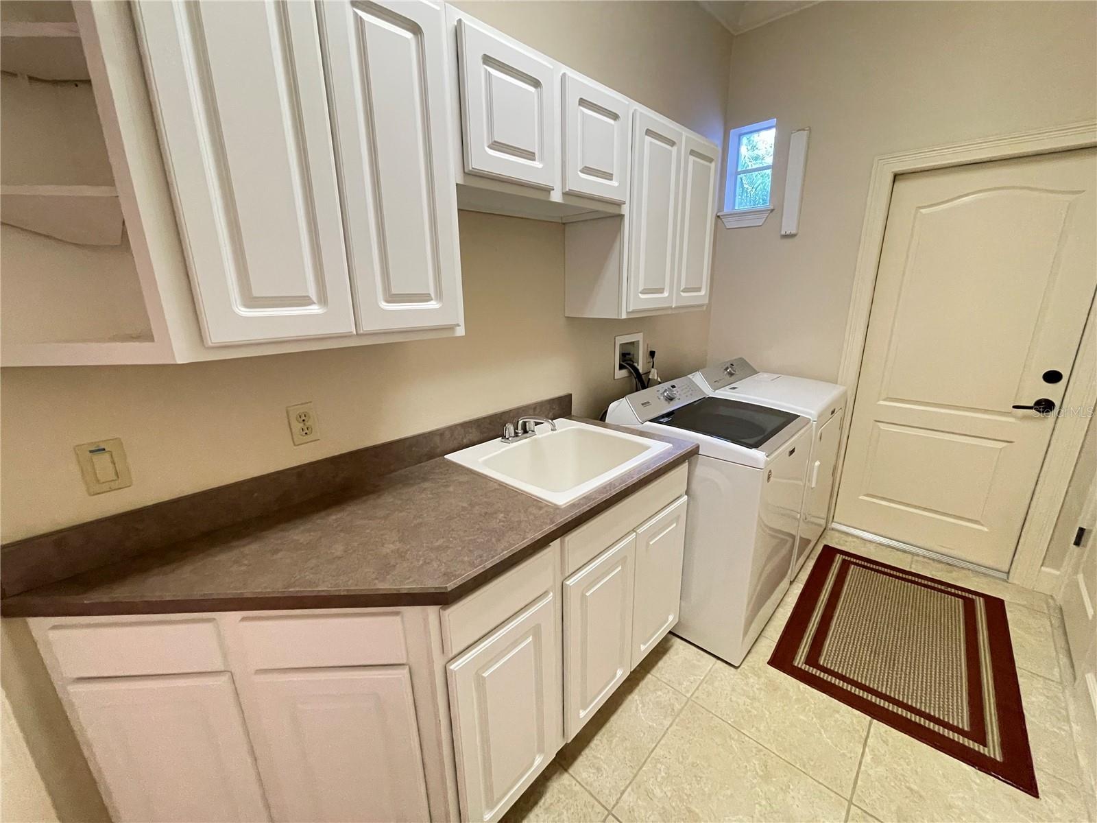 8122 Whitford Ct Property Photo 5
