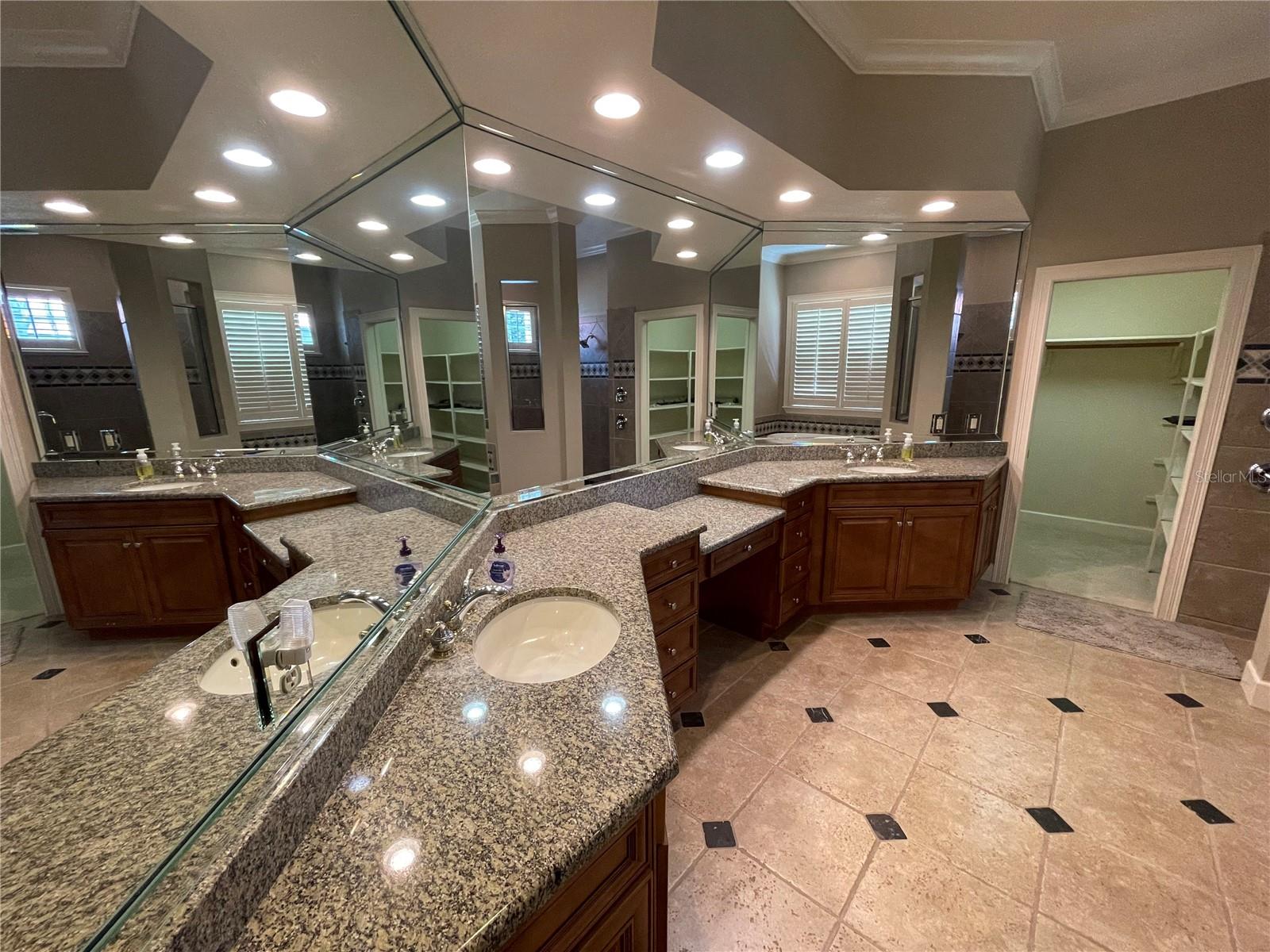 8122 Whitford Ct Property Photo 7