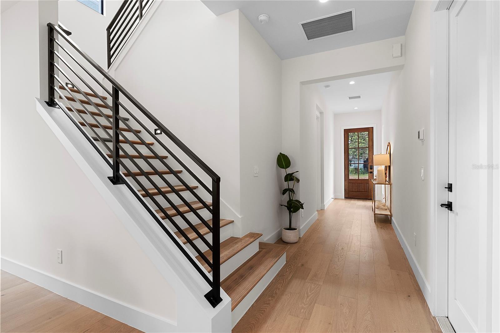O6406381 Property Photo 2