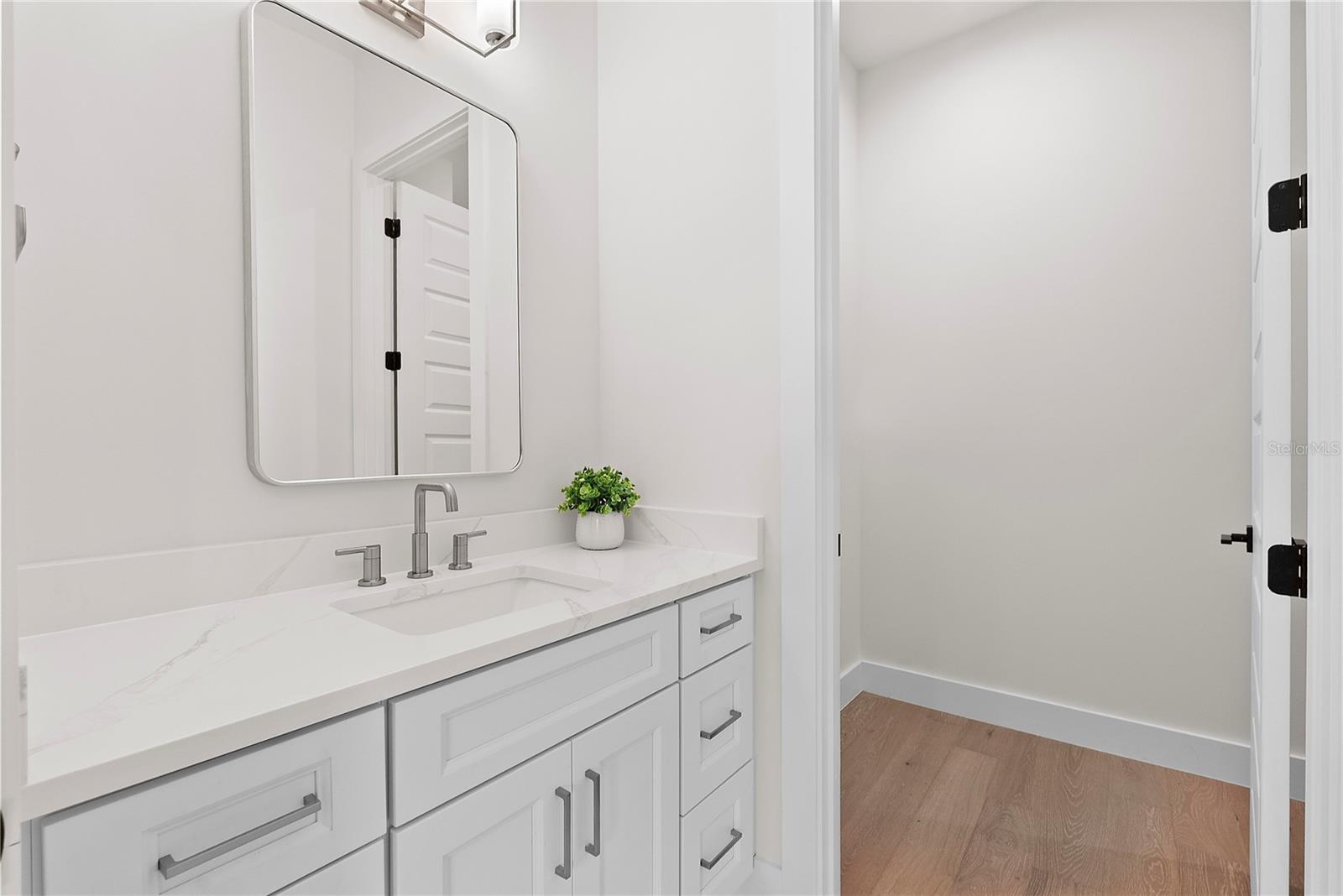 O6406381 Property Photo 6