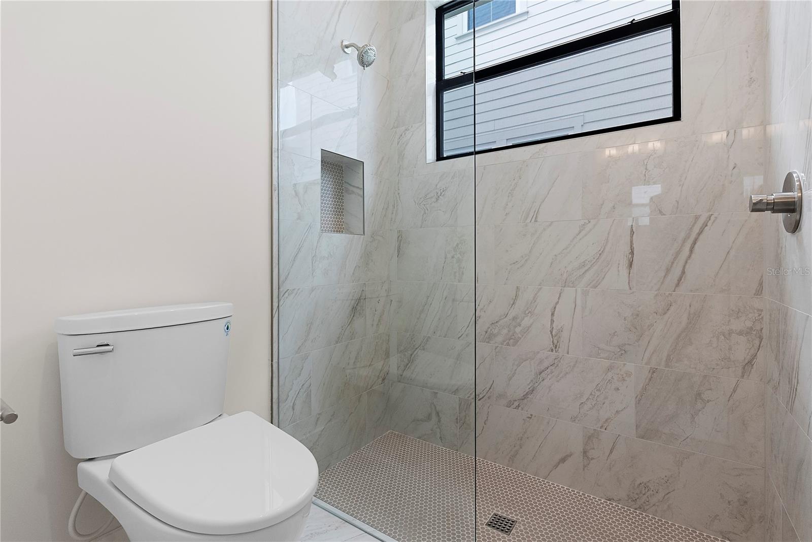 O6406381 Property Photo 7